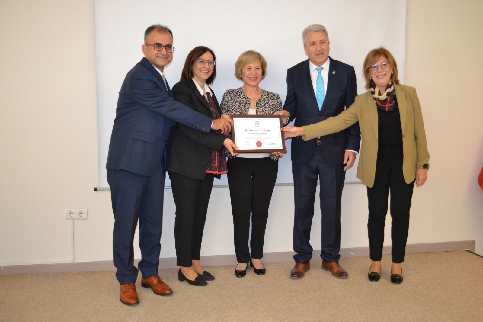 Ege Üniversitesi Eczacılık Fakültesi Akreditasyon Belgesi Takdim Töreni