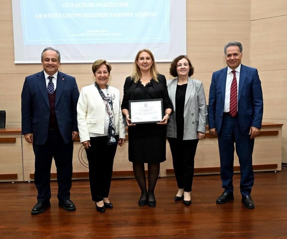 İnönü Üniversitesi Eczacılık Fakültesinde Belge Takdim Töreni İnönü Üniversitesi Eczacılık Fakültesinde Belge Takdim Töreni